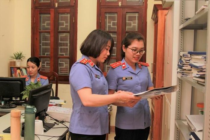 Trao đổi nghiệp vụ. Ảnh Phạm Thị Thu Huyền.