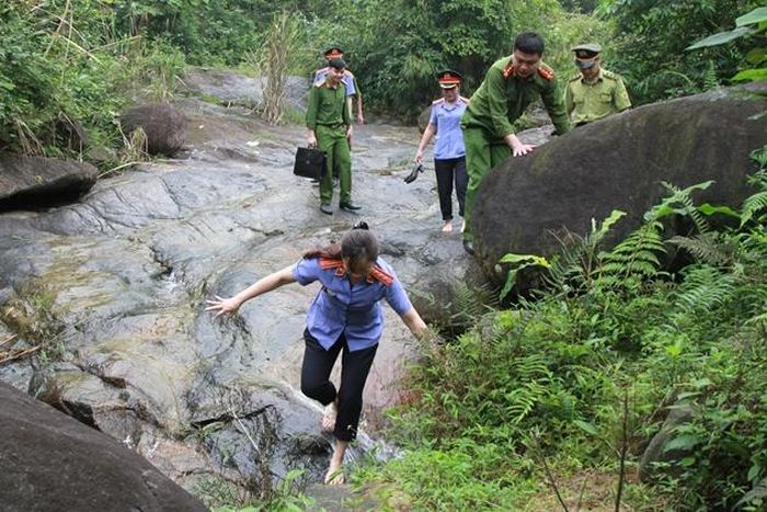  Hành trình đi tìm chứng cứ. Ảnh Trần Thị Huyền Trang.