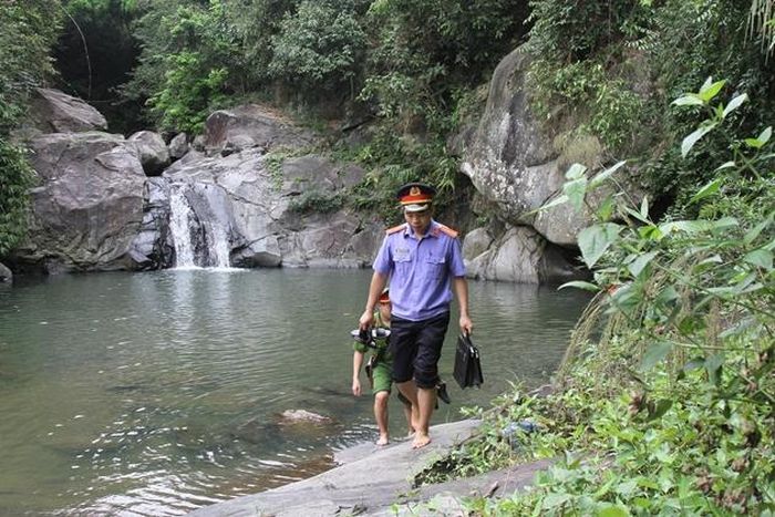 Bước chân công vụ. Ảnh Vũ Thị Hiền Nhung.
