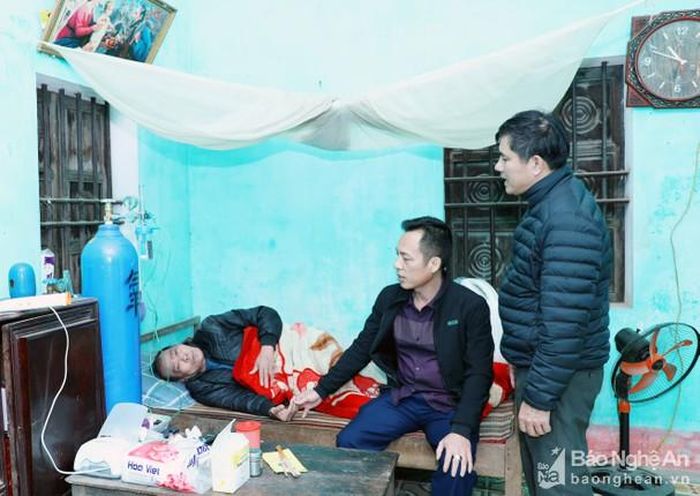 Đảng viên Nguyễn Thanh Hải - Đội phó Đội quản lý trật tự đô thị xã Nghi Phú, Bí thư Chi bộ xóm 5 cùng Xóm trưởng thăm gia đình khó khăn trên địa bàn. Ảnh: Nguyên Sơn