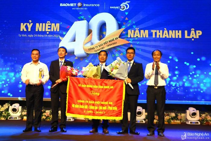 Đai diện Ban Thi đua Khen thưởng tỉnh trao Bức trướng của UBND tỉnh và Tập đoàn Bảo Việt tặng hoa chúc mừng Công ty Bảo Việt Nghệ An. Ảnh: Nguyễn Hải