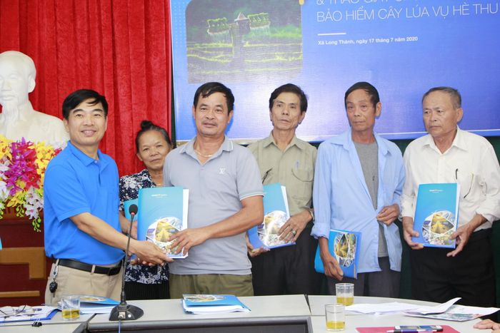 Đại diện Bảo Việt Nghệ An chi trả Bảo hiểm nông nghiệp cho khách hàng tại Yên Thành. Ảnh: P.V