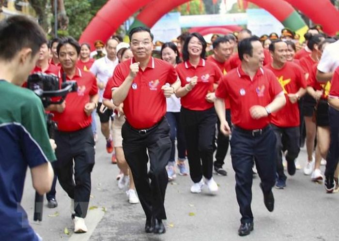 Chủ tịch UBND thành phố Hà Nội Chu Ngọc Anh cùng các đại biểu chạy hưởng ứng. (Ảnh: Tuấn Đức/TTXVN)