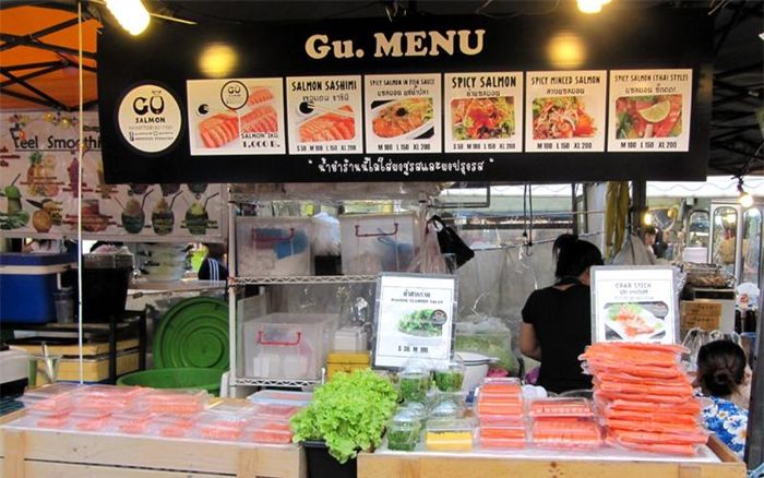 Ngoài ra, ở chợ còn có rất nhiều món ăn nổi tiếng từ các nước láng giềng như Nhật Bản, Hàn Quốc...