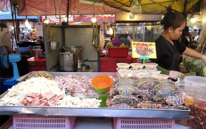 Các gian hàng ẩm thực ở chợ cực kỳ phong phú. Bạn phải ghé qua đây nhiều lần mới có thể trải nghiệm hết các món ăn ở đây.Từ hải sản tươi sống như cua, ghẹ, mực, sò, tôm...