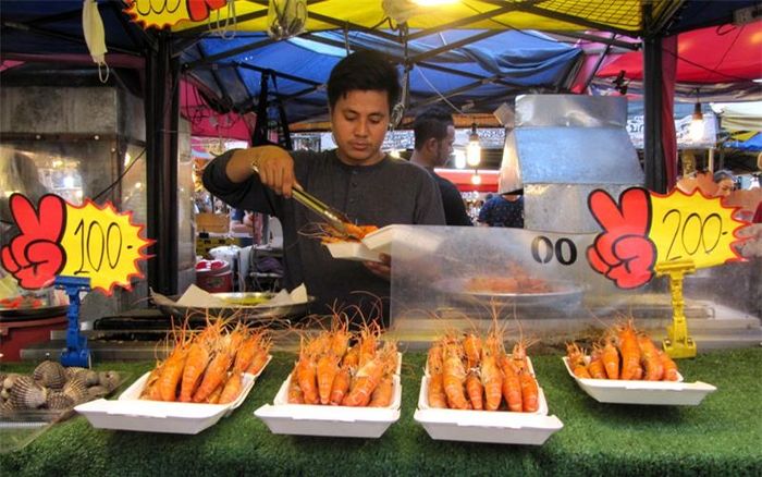 ...đến các món ăn truyền thống Thái, đều có giá cả phải chăng. Hộp tôm này có giá 200 baht (khoảng 140.000 đồng).