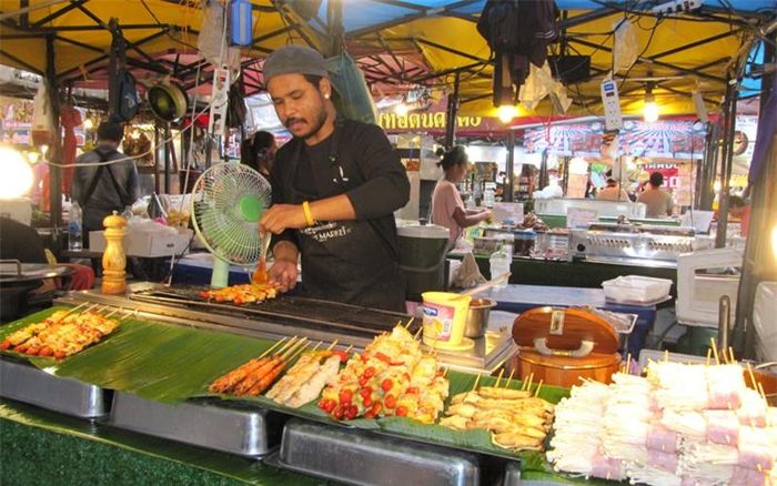 Chợ Ratchadacũng có nhiều món ăn vặt truyền thống Thái Lan như hoa quả nướng, thịt cá viên, bánh roti...