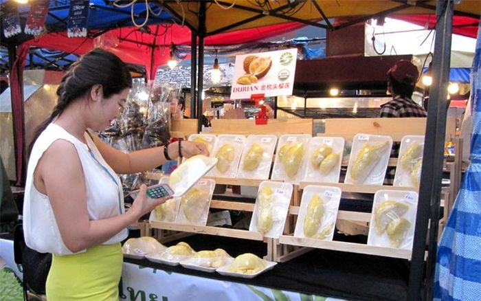 Sầu riêng là một loại quả đặc sản của xứ sở chùa Vàng, có chất lượng cực ngon, luôn hấp dẫn du khách Việt.