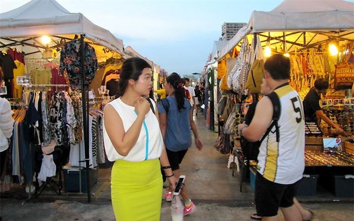 Đây cũng là thiên đường mua sắm quần áo, túi xách, giày dép rất đa dạng về mẫu mã và giá cả phải chăng.