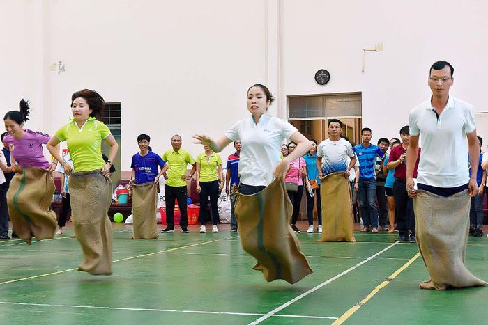 Các VĐV tham gia nội dung nhảy bao bố. Ảnh: Đức Thụy