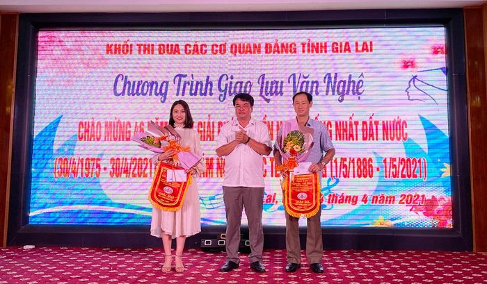 Ban tổ chức trao giải cho các đơn vị đạt giải nhì và ba trò chơi tiếp nước bằng tay. Ảnh: Phương Linh