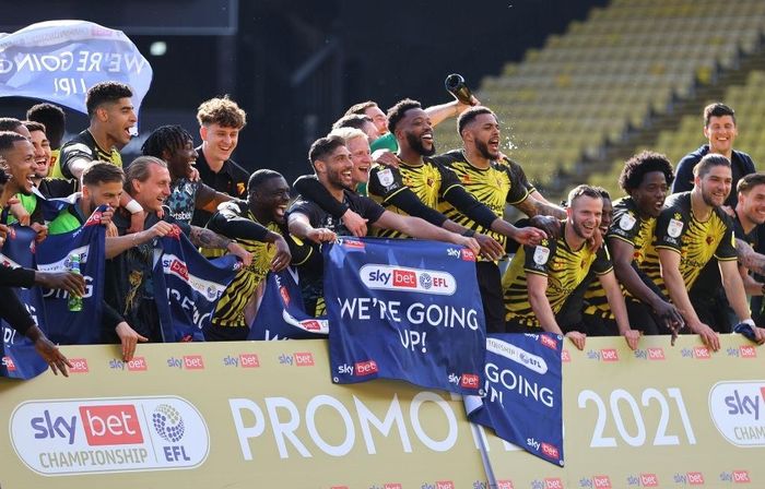 Các cầu thủ Watford ăn mừng khi giành vé thăng hạng. Ảnh: Getty.