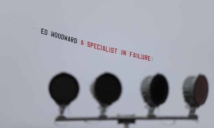 Biểu ngữ "Ed Woodward: Chuyên gia thất bại" được NHM của Man United sử dụng để mỉa mai ông Woodward. Ảnh: Getty.