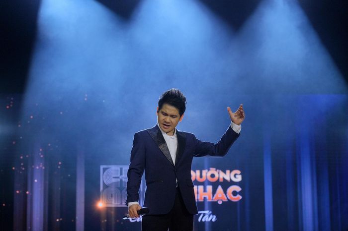  Trọng Tấn tâm sự anh yêu thích âm nhạc từ thời trung học. Tuy nhiên, ban đầu anh cũng không hướng nghiệp theo con đường này. Tất cả nằm ở chữ duyên khi anh quyết định thi nhạc viện: "Âm nhạc cho Tấn tất cả. Cũng từ âm nhạc, cậu bé Trọng Tấn thời cấp 2-3 ôm đàn guitar ngồi hát nghêu ngao. Cũng từ những năm tháng đó, tôi quen bà xã hiện tại. Mối tình học trò đến tận ngày hôm nay với một gia đình đầm ấm, đủ nếp đủ tẻ. Với Tấn như vậy là mãn nguyện, xin cảm ơn âm nhạc". 