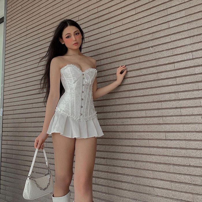 Bridget Dương ưu ái các gam màu trung tính khi phối đồ với corset.
