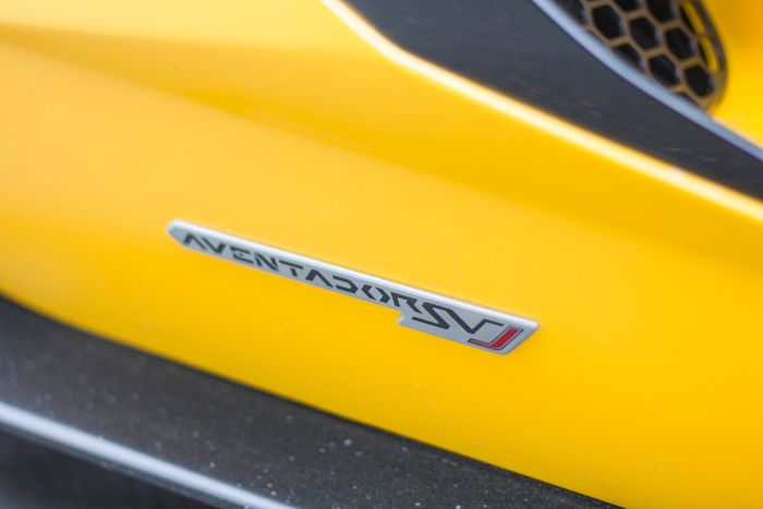  Cung cấp sức mạnh cho Lamborghini Aventador SVJ là động cơ hút khí tự nhiên V12 6.5L, sản sinh ra công suất 770 mã lực và mô-men xoắn 720 Nm. Nhờ hộp số ISR 7 cấp và hệ thống dẫn động 4 bánh, siêu xe có khả năng tăng tốc 0-100 km/h trong 2,9 giây và đạt vận tốc tối đa 350 km/h. Ảnh: Hoàng Huy. 