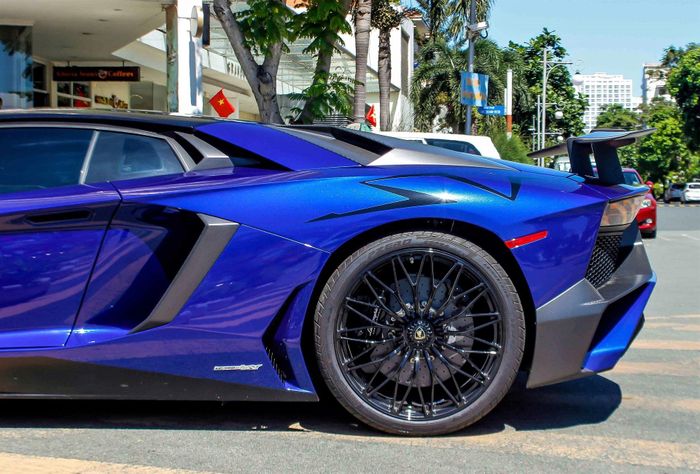  Xe sử dụng vật liệu carbon ở mọi nơi và giảm được khoảng 50 kg so với Aventador tiêu chuẩn. Ngoài ra, xe được nâng cấp lên hệ thống treo thích ứng từ, cho phép điều chỉnh độ cứng giảm xóc tùy thuộc vào tốc độ, điều kiện mặt đường... Ảnh: TNTBros. 