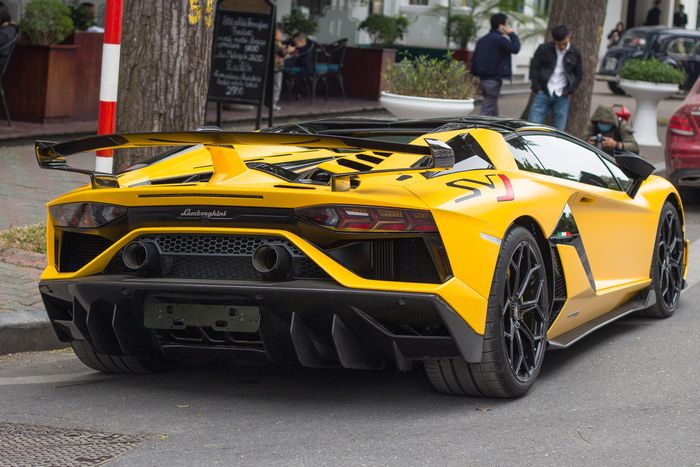  Hãng siêu xe Italy sản xuất 900 chiếc Aventador SVJ Coupe trong khi bản Roadster chỉ dừng ở 800 chiếc. Việc Lamborghini sắp giới thiệu dòng xe thay thế Aventador cũng khiến mẫu xe này được săn đón hơn. Ảnh: Hoàng Huy. 