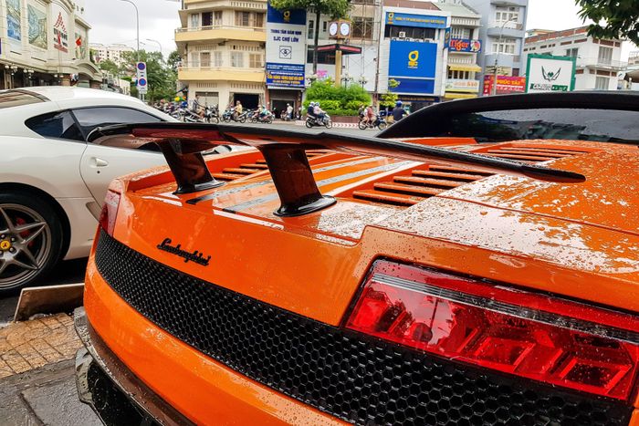  Siêu bò này sử dụng động cơ V10 5.2L, sản sinh công suất 570 mã lực và mô-men xoắn 540 Nm. Gallardo Spyder Performante có khả năng tăng tốc 0-100 km/h trong 3,9 giây, 0-200 km/h trong 12 giây trước khi đạt vận tốc tối đa 325 km/h. Ảnh: N.A Tuấn. 