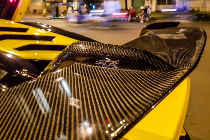  Aventador SVJ nổi bật với hệ thống khí động học Aerodinamica Lamborghini Attiva (ALA) tiên tiến nhất của Lamborghini. Với ALA, những thay đổi trên xe ưu tiên tính khí động học và mang đến vẻ hầm hố, dữ tợn hơn. Các trang bị trong gói ALA đều được làm bằng carbon. Ảnh: N.A Tuấn. 
