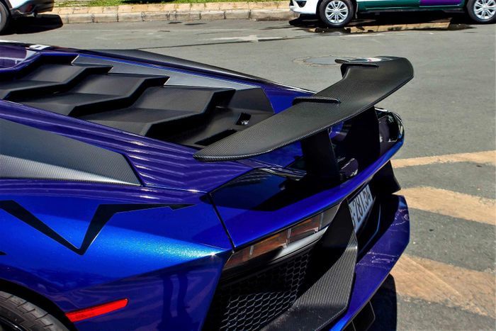  Aventador SV vẫn sử dụng động cơ V12 6.5L tương tự bản tiêu chuẩn nhưng được tinh chỉnh để cho ra công suất 750 mã lực, mạnh hơn 50 mã lực so với Aventador tiêu chuẩn. Aventador SV có thể tăng tốc 0-100 km/h trong 2,8 giây (nhanh hơn 0,1 giây so với bản tiêu chuẩn), tốc độ tối đa hơn 350 km/h. Ảnh: TNTBros. 