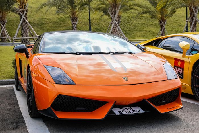  Gallardo Spyder Performante là phiên bản mui trần của chiếc Gallardo Superleggera. Nguyên bản, xe mang màu trắng và được chuyển sang màu cam Arancio Borealis đặc trưng của dòng Gallardo sau khi về với chủ mới. Ảnh: Thượng Tâm. 