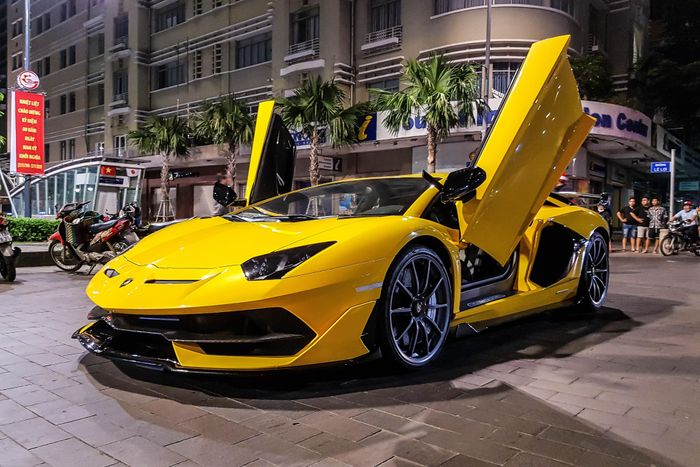  Là dòng sản phẩm cuối cùng của Aventador, Aventador SVJ được các đại gia Việt khá ưa chuộng. Đến nay, đã có 2 chiếc Aventador SVJ Coupe và một chiếc Aventador SVJ Roadster lăn bánh tại Việt Nam. Một số xe khác đang trên đường được đưa về Việt Nam. Ảnh: N.A Tuấn. 