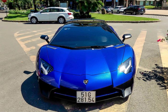  Sau Murcielago SV, Minh Nhựa tiếp tục mang về phiên bản SV của Aventador vào năm 2016. So với Aventador tiêu chuẩn, Aventador SV có kiểu dáng thể thao hơn với hốc gió trước hầm hố, đuôi xe khác biệt hoàn toàn với bộ khuếch tán to hơn, dàn cánh gió định hướng dưới gầm và cánh gió sau cỡ lớn. Ảnh: TNTBros. 