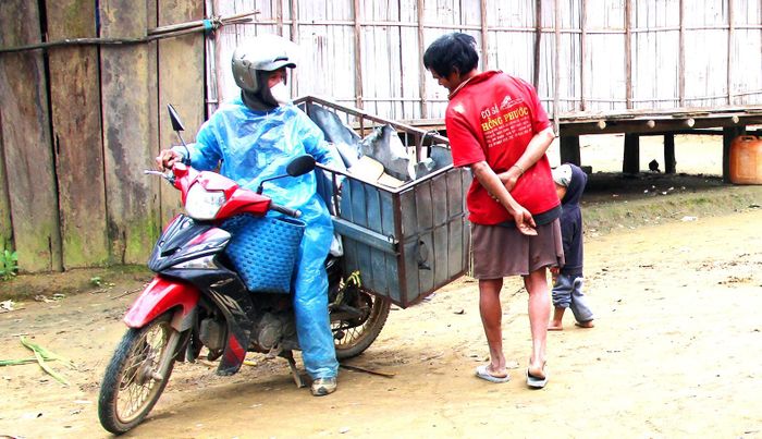 Chuyến xe thồ của thương lái miền xuôi là “chợ di động” của người dân các ngôi làng ở miền núi xa xôi