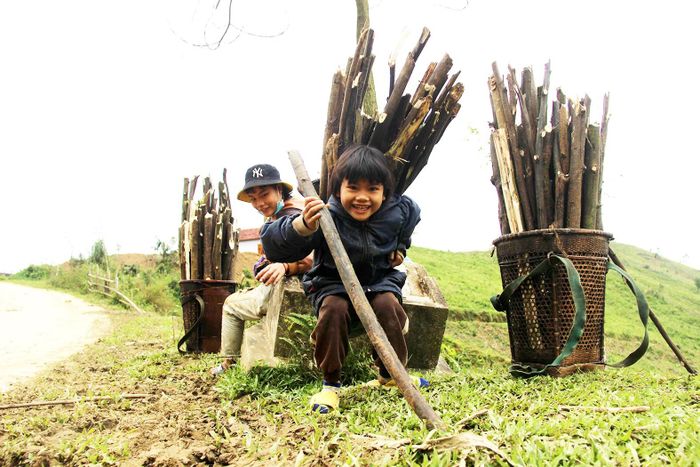Trẻ em thường theo bố mẹ lên rừng, rẫy để lao động từ nhỏ, phần lớn không được học hành đầy đủ