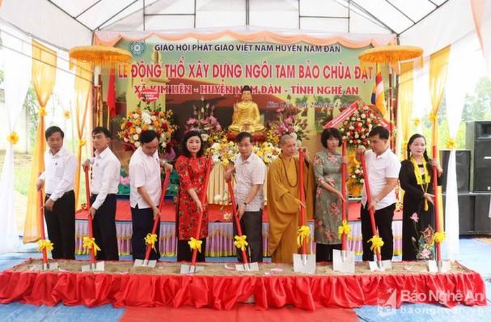 Quý đại biểu và các chư tăng động thổ xây dựng tam bảo chùa Đạt. Ảnh: Huy Thư