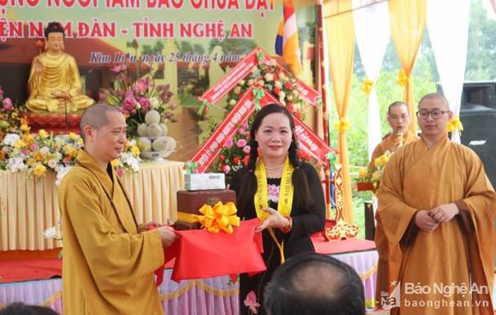 Nhà chùa tiếp nhận tài vật đóng góp xây dựng chùa. Ảnh: Huy Thư