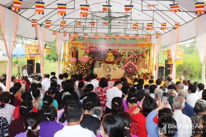 Quang cảnh buổi lễ động thổ xây dựng tam bảo chùa Đạt. Ảnh: Huy Thư