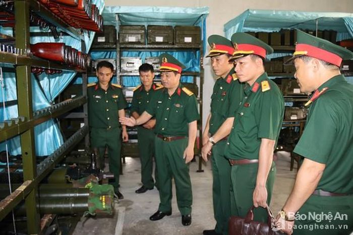 Đại tá Nguyễn Ngọc Hà - Ủy viên Ban Thường vụ Tỉnh ủy, Chỉ huy trưởng Bộ CHQS tỉnh kiểm tra công tác bảo quản, bảo dưỡng vũ khí trang bị SSCĐ tại Trung đoàn 764. Ảnh: Trọng Kiên