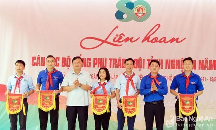 Đại diện Ban tổ chức chương trình trao cờ cho các đơn vị tham gia Liên hoan. Ảnh: Thanh Quỳnh