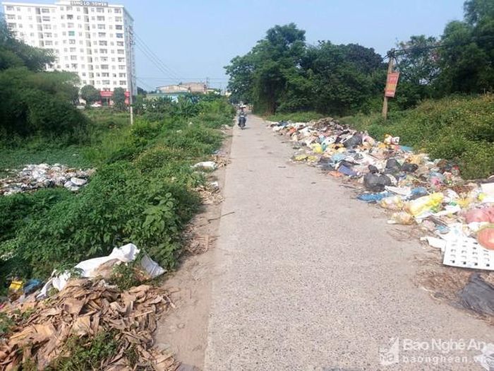 Khu vực cầu Tùng Binh (bờ Nam sông Vinh) hiện vẫn là điểm nóng ô nhiễm môi trường ở phường Vinh Tân. Ảnh: Nhật Lân