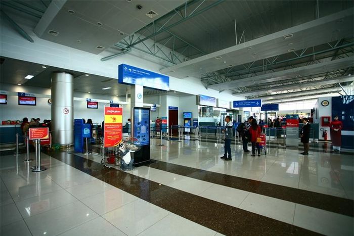 Ga hàng không Liên Khương có 18 quầy thủ tục, trong đó 9 nội địa và 9 quốc tế. Băng chuyền xử lý hành lý có công suất 800 kiện hàng/giờ.