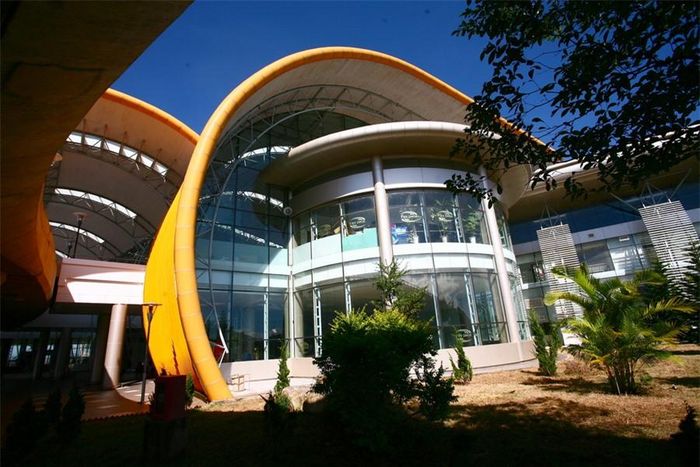 Hình khối công trình vừa mạnh mẽ, vừa duyên dáng và mềm mại với những đường cong. Các loại vật liệu mới như nhôm, thép, tôn, kính… được sử dụng tạo nên nét hiện đại, hi-tech của một công trình hàng không.
