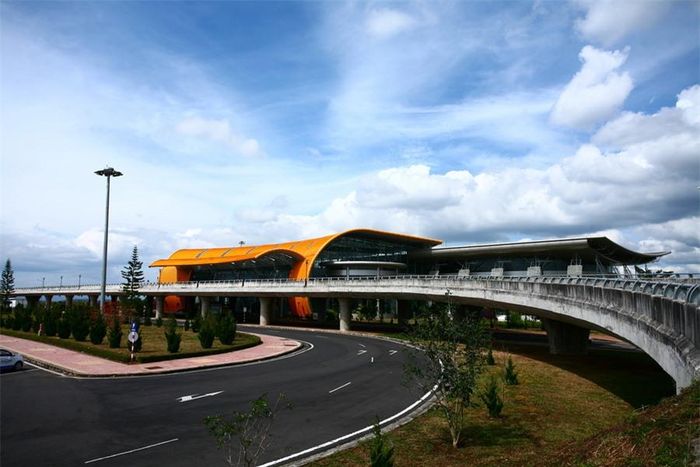 Sân bay Liên Khương tọa lạc trên Quốc lộ 20, thuộc thị trấn Liên Nghĩa, huyện Đức Trọng, tỉnh Lâm Đồng, cách trung tâm thành phố Đà Lạt khoảng 28km về phía Nam và trung tâm thị trấn Liên Nghĩa 2km về phía Bắc. Đây là cửa ngõ đường không tới thành phố Đà Lạt – thủ phủ của Tây Nguyên.