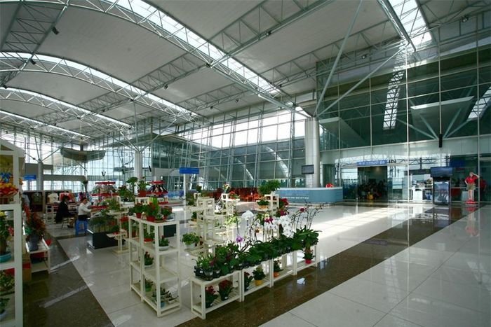 Bên cạnh những món đồ thường thấy ở các quầy lưu niệm trong nhà ga sân bay, ở nhà ga Liên Khương có quầy bán hoa Đà Lạt – đặc biệt là các loại hoa lan. Khách hàng có thể mua ngay tại chỗ và mang lên máy bay.