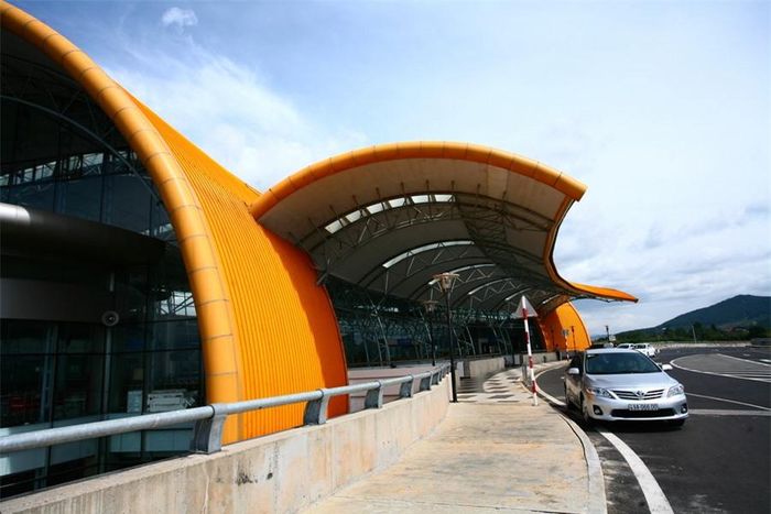 Mái sảnh nhà ga là một mặt cong theo hai phương, mô phỏng cánh hoa dã quỳ.