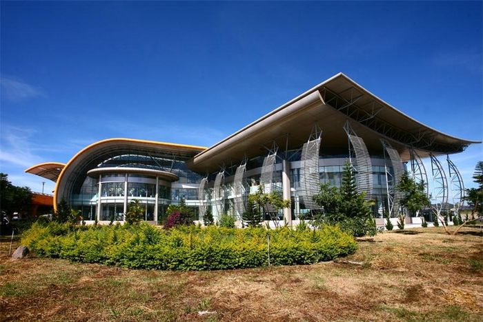 Công trình có kiến trúc hiện đại, quy mô lớn. Nhà ga mới có diện tích sàn xây dựng 12.400m2 gồm hai tầng và cầu dẫn, được trang bị hệ thống thiết bị phục vụ khách hàng hiện đại nhất. Công suất nhà ga có thể đáp ứng 1,5 đến 2 triệu khách mỗi năm. Theo tính toán quy hoạch đến năm 2025, Cảng hàng không Liên Khương có thể đáp ứng phục vụ 2,5 triệu hành khách/năm.