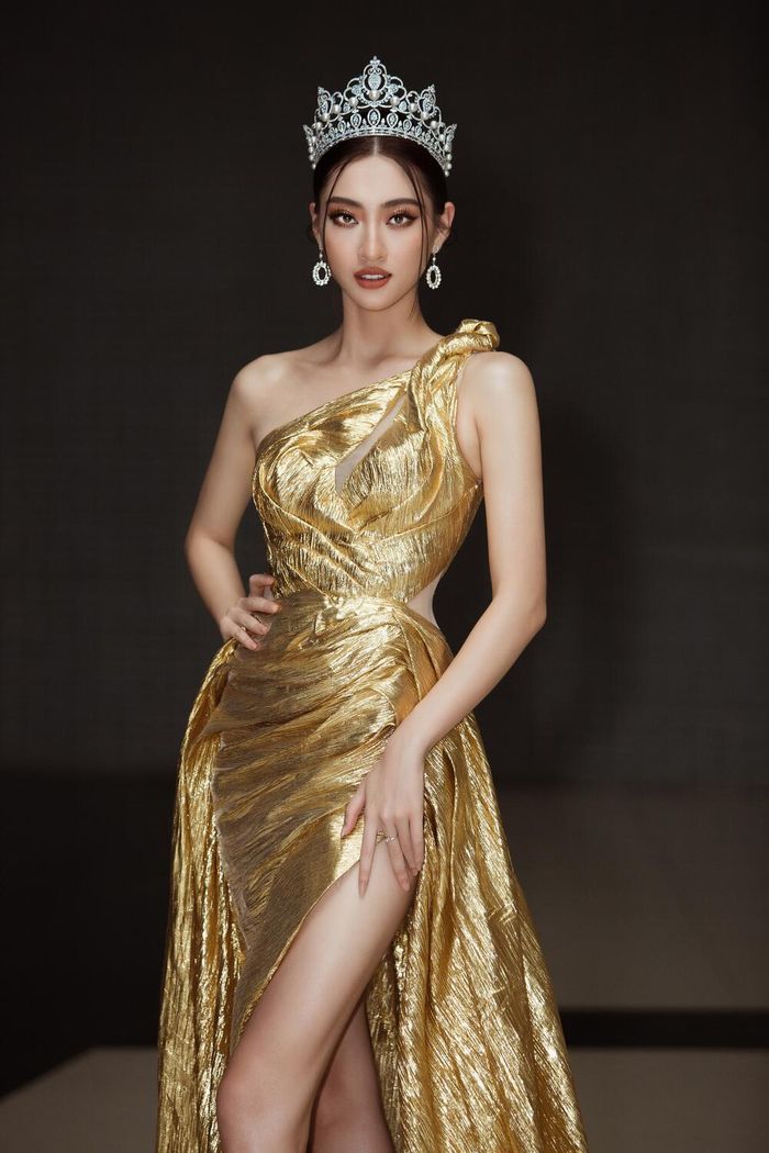 Lương Thùy Linh khoe sắc cùng chiếc váy vàng đồng, có đường xẻ cao khoe chân cùng phần cúp ngực 3D. 