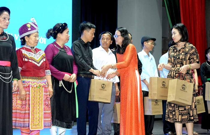 Đồng chí Hoàng Thị Hạnh, Thứ trưởng, Phó Chủ nhiệm Ủy ban Dân tộc tặng quà các đại biểu.