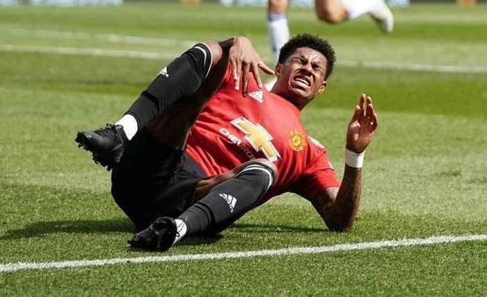 Rashford bị đốn ngã liên tục. 