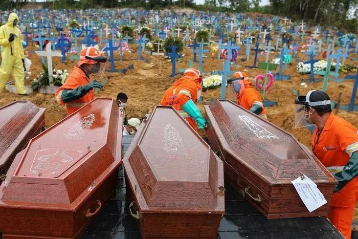  Quan tài mang xác bệnh nhân Covid-19 tử vong được đưa tới nghĩa trang ở Manaus, Brazil. Ảnh: AFP. 