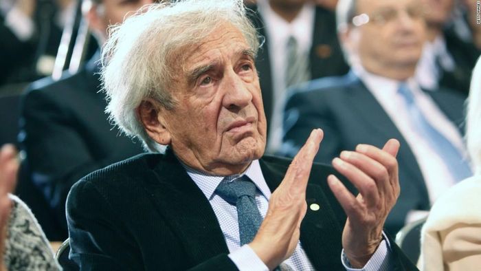  Elie Wiesel vỗ tay sau bài phát biểu của cựu Tổng thống Obama tại Bảo tàng Diệt chủng năm 2012. Ảnh: CNN. 