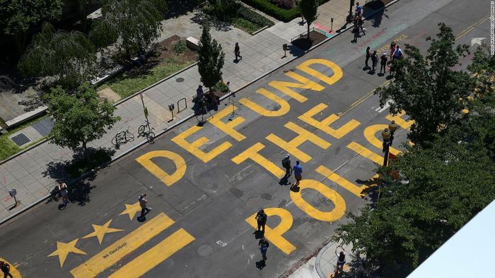  Dòng chữ "Defund The Police" kêu gọi cắt giảm ngân sách chi cho cảnh sát được sơn trên Đường 16 gần Nhà Trắng vào ngày 8/6/2020 ở Washington. Ảnh: CNN. 