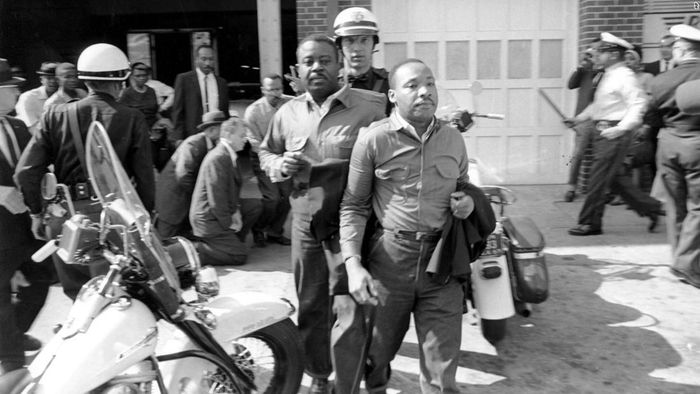  Linh mục Ralph Abernathy (bên trái) và Linh mục Martin Luther King Jr. (bên phải) bị cảnh sát dẫn đi khi họ bị bắt tại Birmingham, Alabama vào ngày 12/4/1963. Ảnh: CNN. 