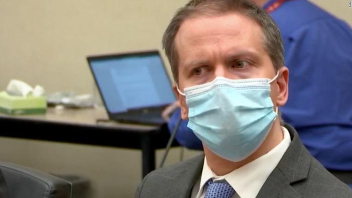  Ánh mắt hoài nghi và cái nhăn trán của Chauvin khi bản luận tội được đọc lên. Ảnh: CNN. 